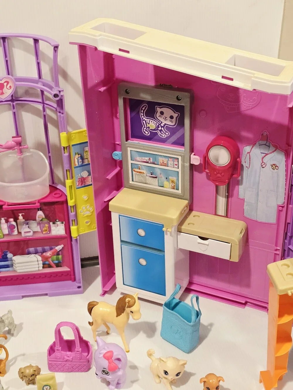 Barbie Folding Pet Care Center Animal Vet Clinic Foldaway Playset